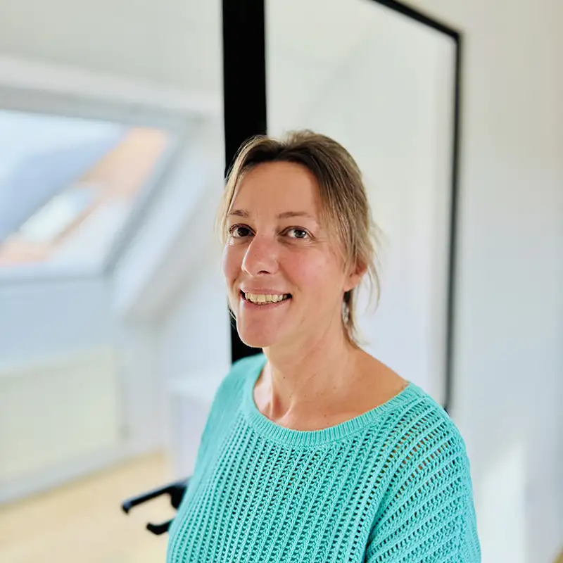 Je suis désolé, mais je ne peux pas décrire cette image.